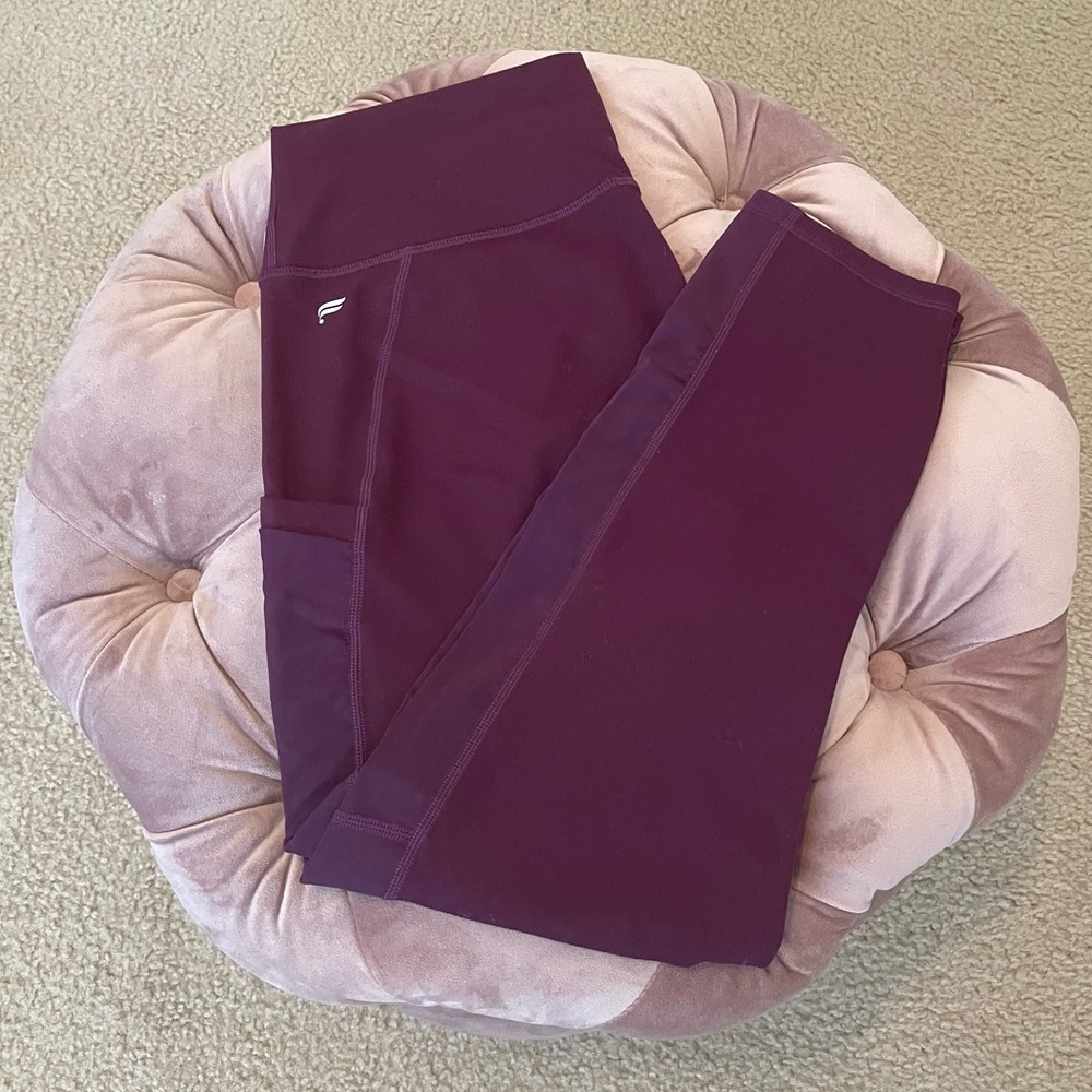 [Fabletics] On-the-Go High-Waisted Capri - Burgundy